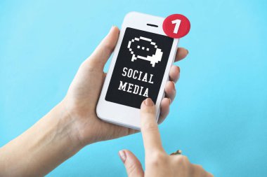 insan elinden tutarak cep telefonu