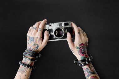 dövmeler elinde tutan fotoğraf makinesi 