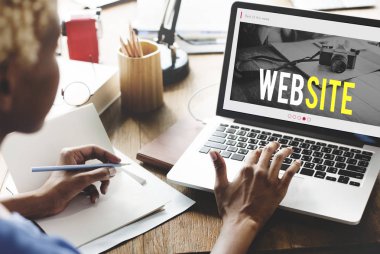 Dizüstü bilgisayarda çalışan kadın 