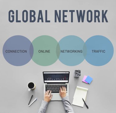 Dizüstü bilgisayarda çalışan kişi