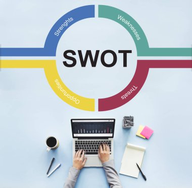 dizüstü bilgisayar üzerinde çalışan kişi