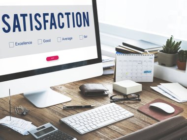 bilgisayar monitöründe ofis masaları