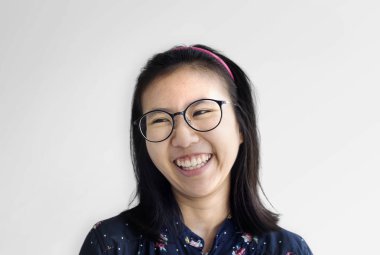 Genç, gülümseyen kadın