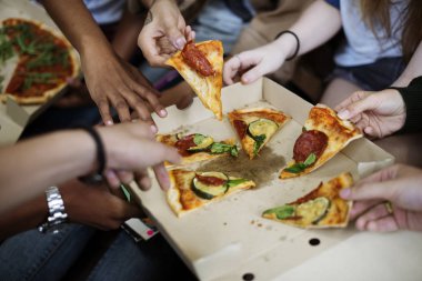 Pizza sahip arkadaşlar