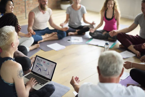 Pessoas fazendo joga — Fotografia de Stock