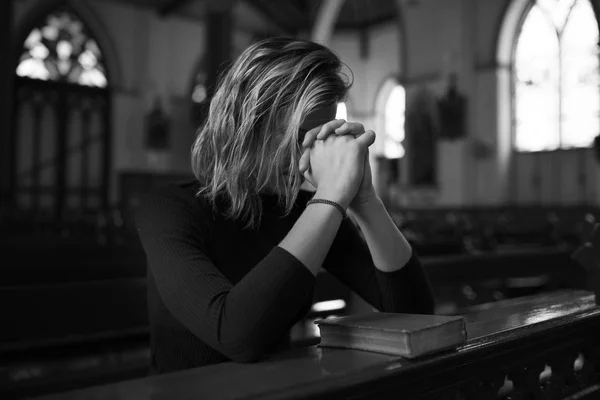 Mulher curiosa na Igreja — Fotografia de Stock