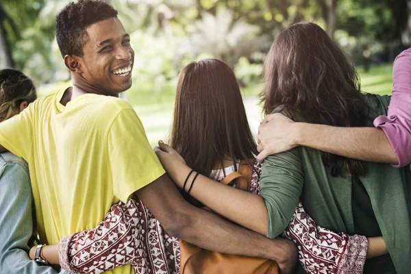 Junge Menschen binden sich die Hände — Stockfoto