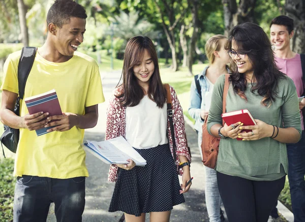 Diversidade estudantes andando e sorrindo — Fotografia de Stock
