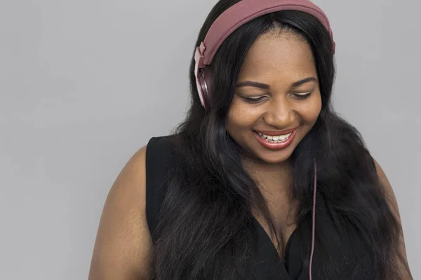 Femme africaine écouter de la musique dans les écouteurs — Photo