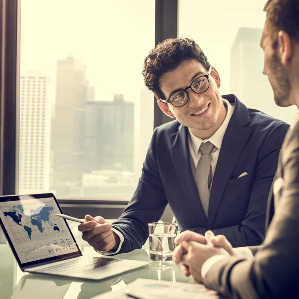 Empresarios trabajando en la oficina — Foto de Stock