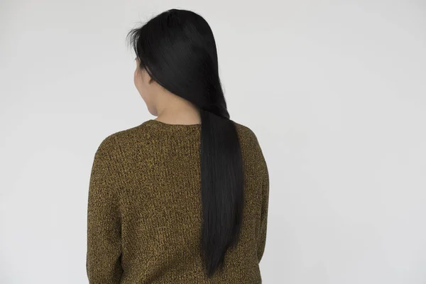 Kvinna med mörkt långt hår — Stockfoto