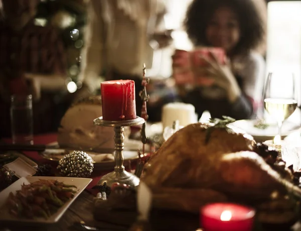 Mesa servida com comida e velas vermelhas — Fotografia de Stock