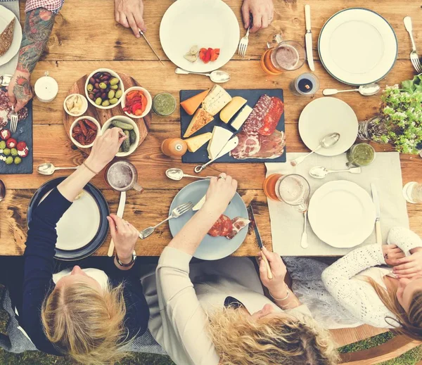 Mensen Dining aan houten tafel — Stockfoto