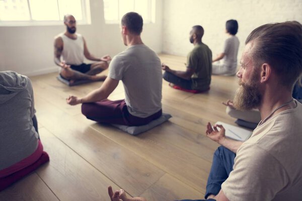 Люди делают джогу
 