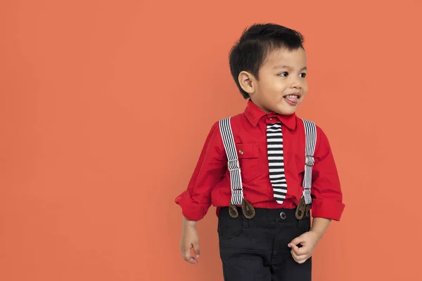 Bedårande asiatiska pojke i röd tröja — Stockfoto