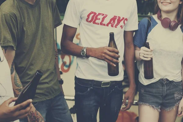 Ragazzi che bevono birra — Foto Stock