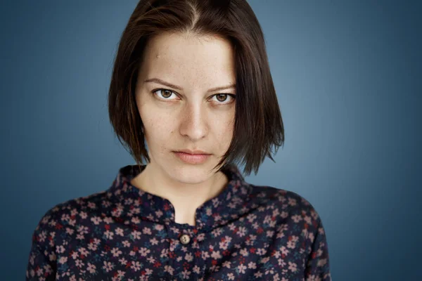 Retrato de mujer joven. — Foto de Stock