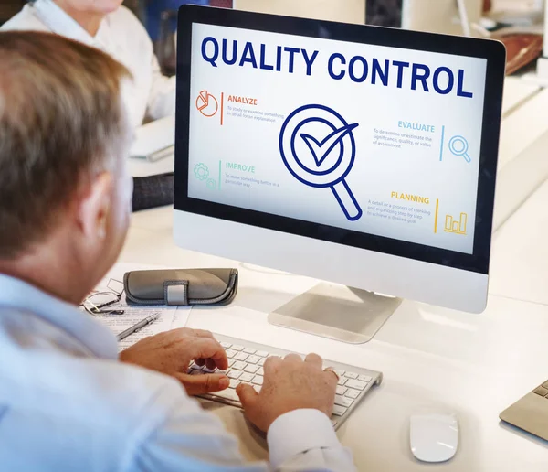 Olgun iş adamı bilgisayarda çalışıyor.