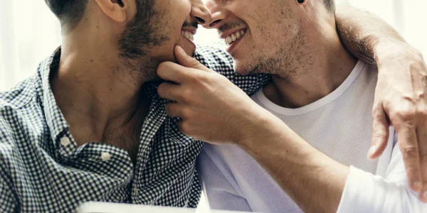 Homosexuální pár líbání — Stock fotografie