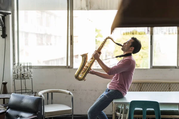 Musicista suonare il sassofono — Foto Stock