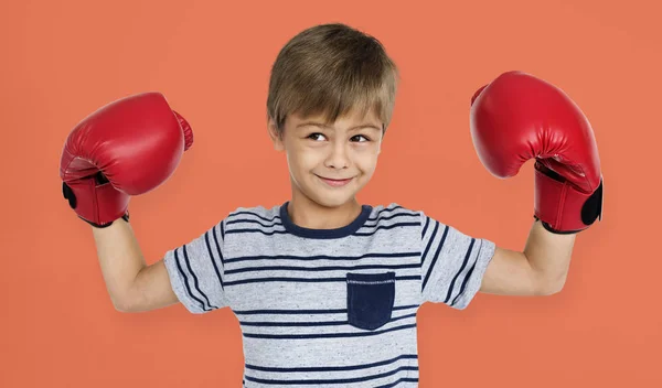 Jongen dragen van bokshandschoenen — Stockfoto