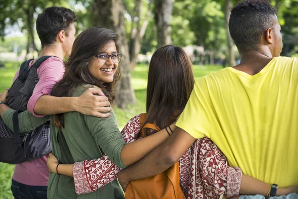 Junge Menschen binden sich die Hände — Stockfoto