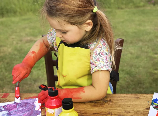 Kind lernt Malerei — Stockfoto