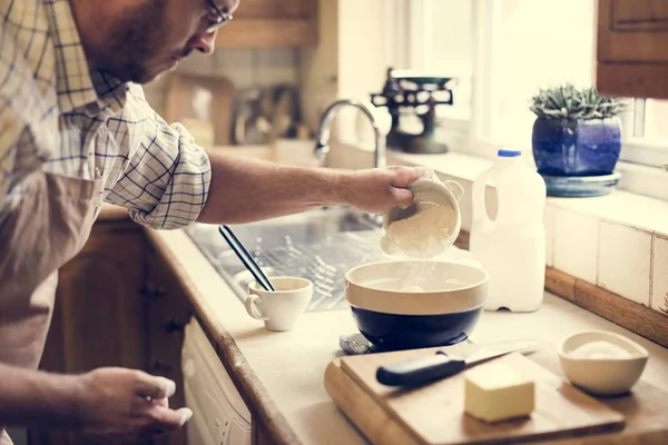 Hombre cocina en la cocina — Foto de Stock