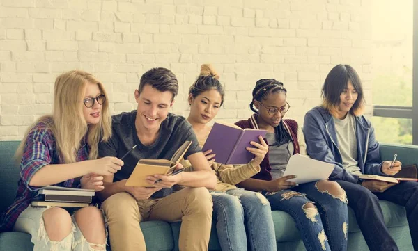 Students learning together — Stock Photo, Image