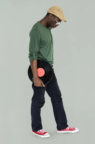 Чоловік тримає вініловий диск — стокове фото
