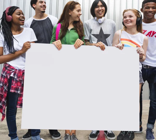 Adolescentes sosteniendo la tarjeta en blanco — Foto de Stock