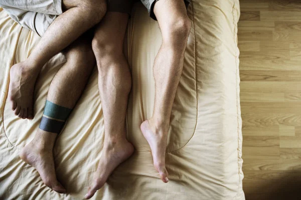 ベッドの中で同性愛者のカップル — ストック写真