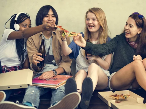 Vrienden die pizza eten — Stockfoto