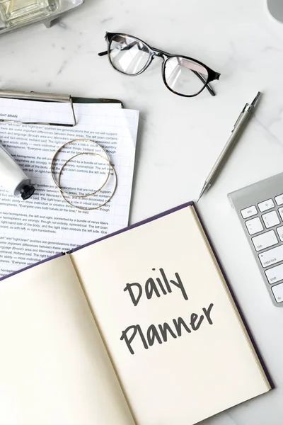 Mesa de trabajo con libro abierto — Foto de Stock