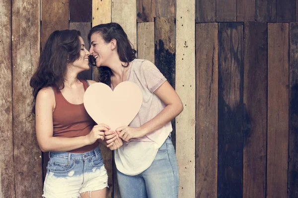 Lésbicas casal beijando — Fotografia de Stock