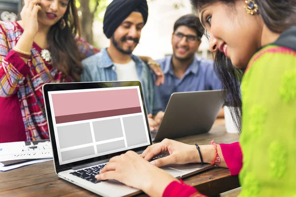 Estudiantes indios estudiando al aire libre — Foto de Stock