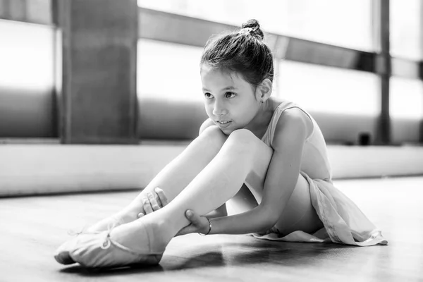 Bailarina joven Practicando — Foto de Stock