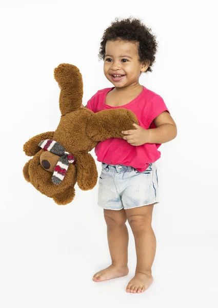 Kind lacht en houden van teddybeer — Stockfoto