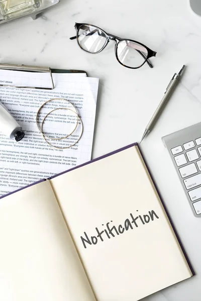 Werkplek tabel met geopende boek — Stockfoto