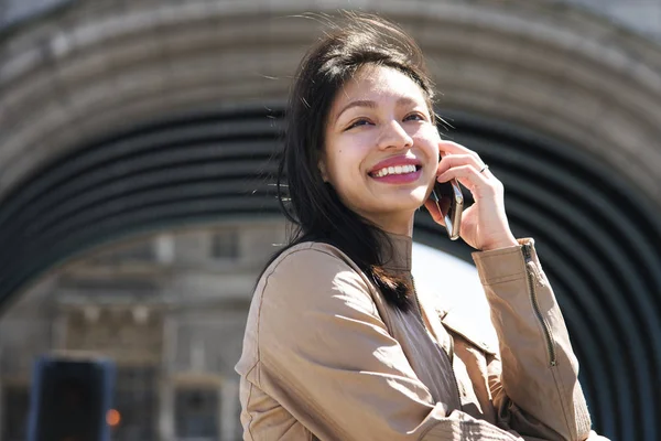 Genç bir kadın cep telefonuyla konuşuyor. — Stok fotoğraf