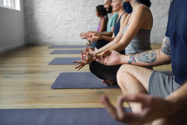 Menschen, die Yoga üben — Stockfoto