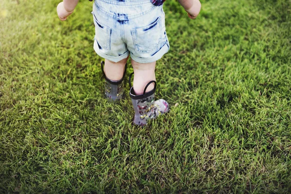Anak dalam sepatu karet — Stok Foto