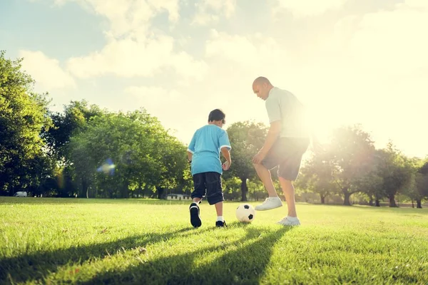 Far och lilla pojke spela fotboll — Stockfoto