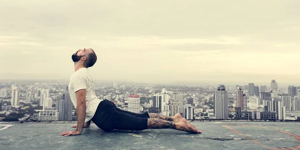 Man utövar yoga — Stockfoto