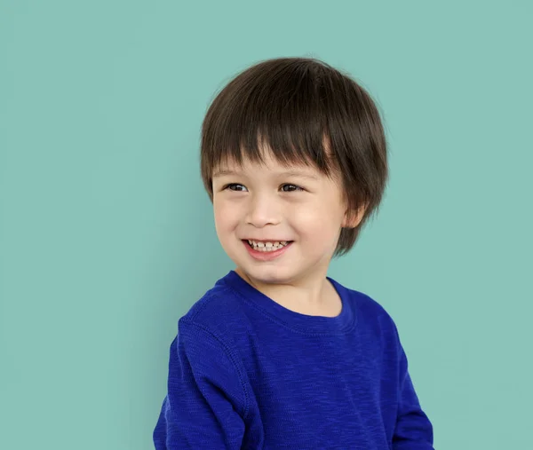 Lindo asiático chico sonriendo —  Fotos de Stock