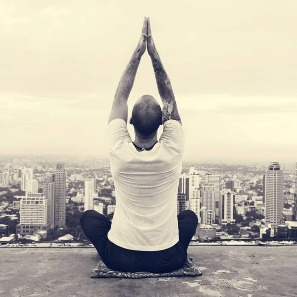 Man beoefenen van yoga — Stockfoto