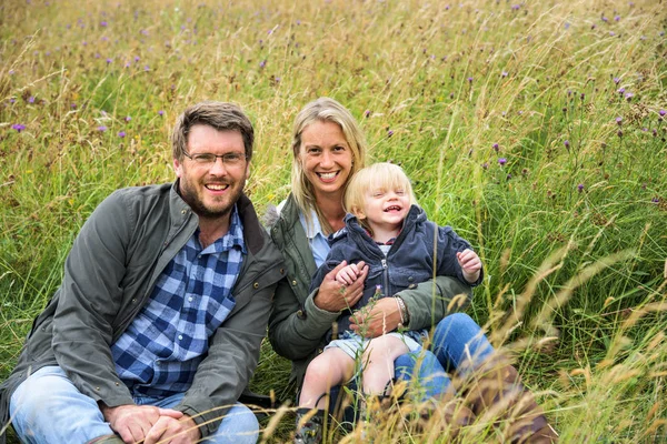 Familie tijd doorbrengen in de natuur — Stockfoto