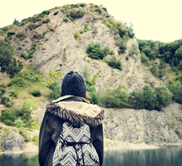 Frau steht in der Nähe des Bergsees — Stockfoto