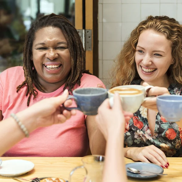 Mujeres jóvenes tomando café — Foto de Stock