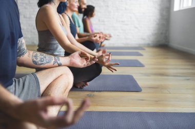 Yoga, meditasyon yapan insanlar